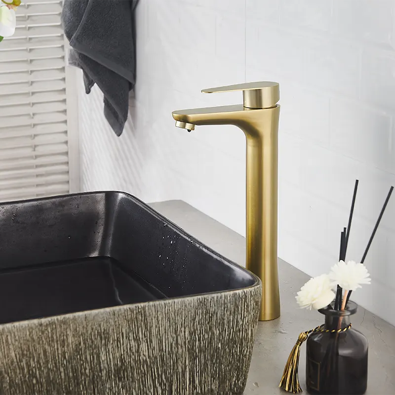 Robinet de salle de bain en or brossé